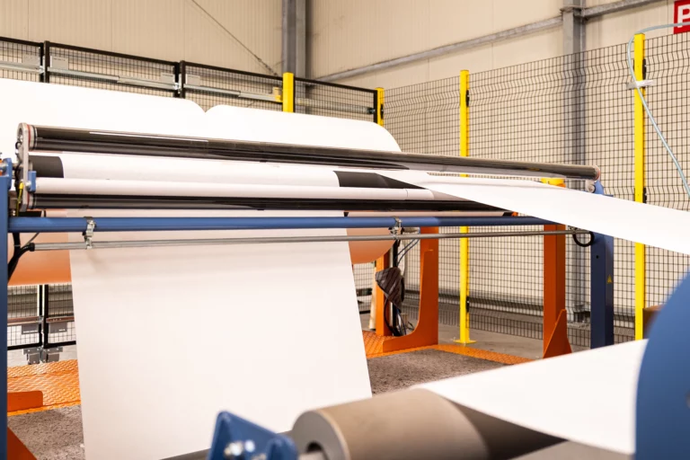 Produktion bedrucktes Vlies auf Schneidemaschine