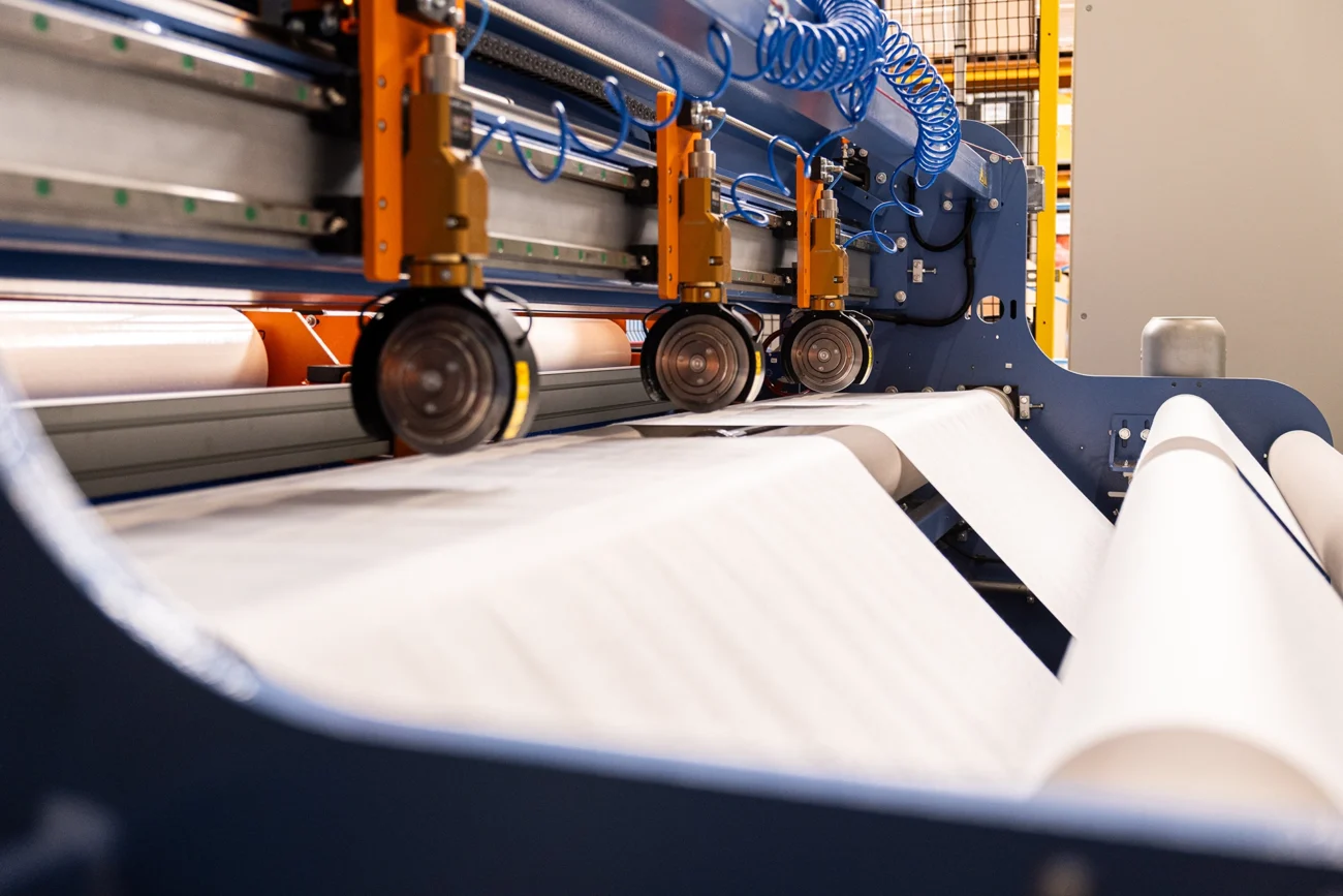 Produktion bedrucktes Vlies auf Schneidemaschine