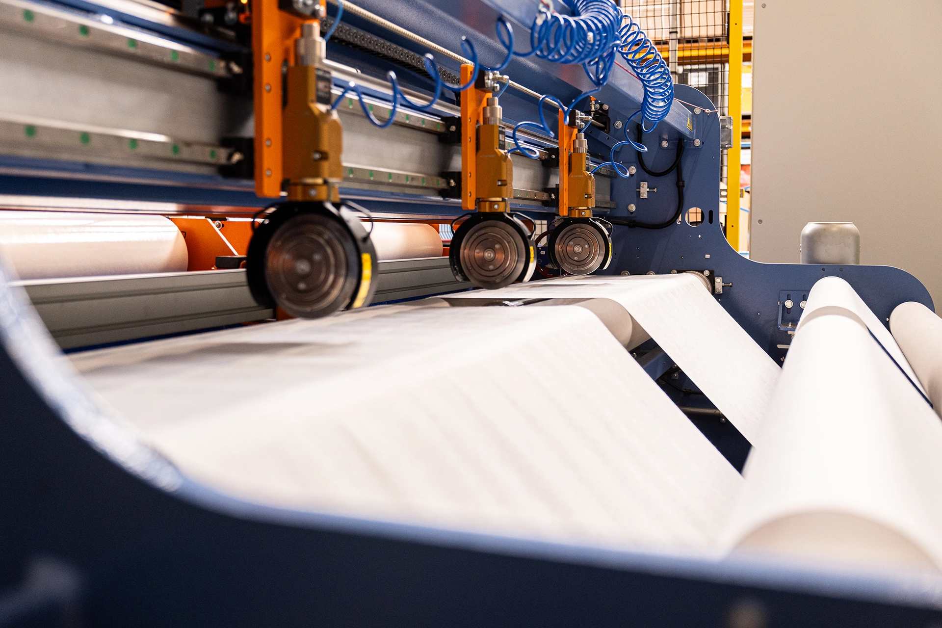 Produktion bedrucktes Vlies auf Schneidemaschine