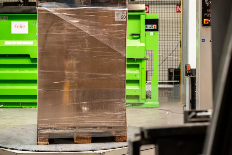 Eine Palette wird eingestretcht