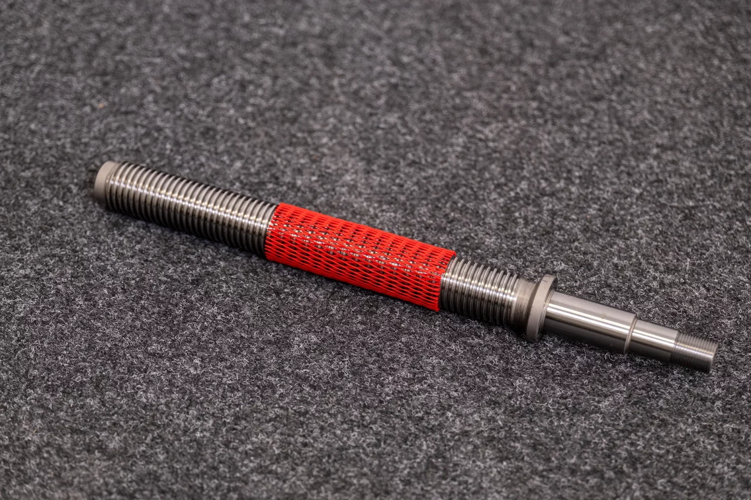 rotes Oberflächen-Schutznetz um eine Schraube herum