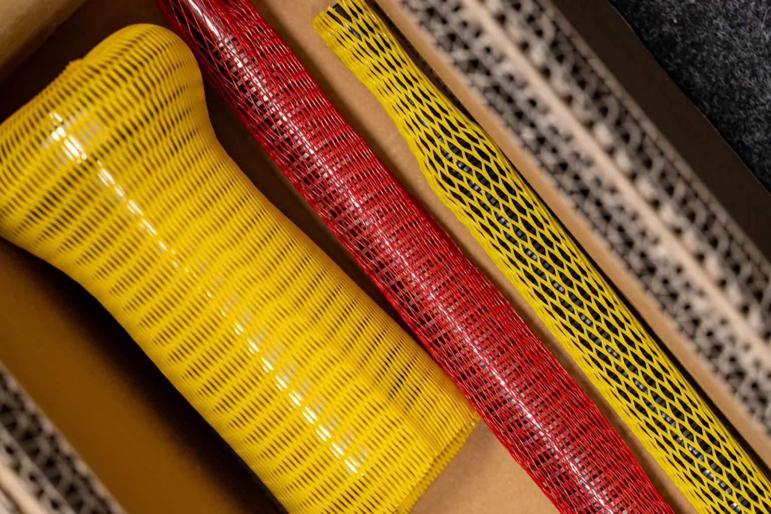 Gelbe und rote Oberflächen-Schutznetze zum Schutz von Metallteilen.