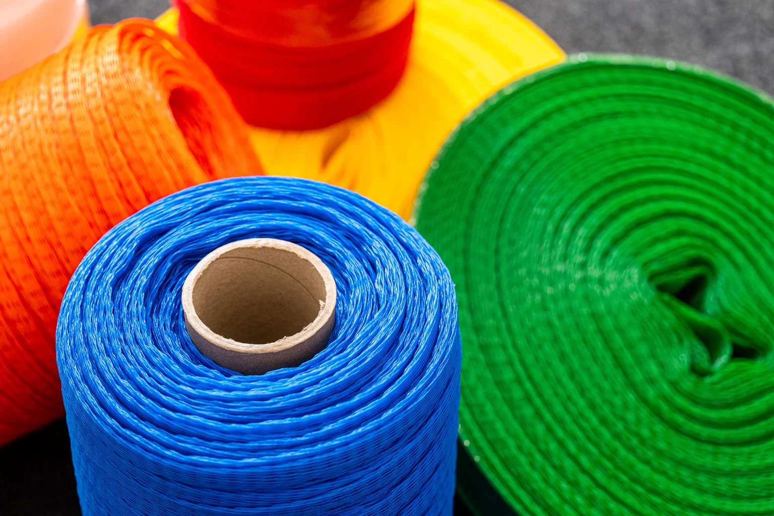 Verschiedene Farben von Rollen von Oberflächen-Schutznetze mit Fokus auf blaue Rolle