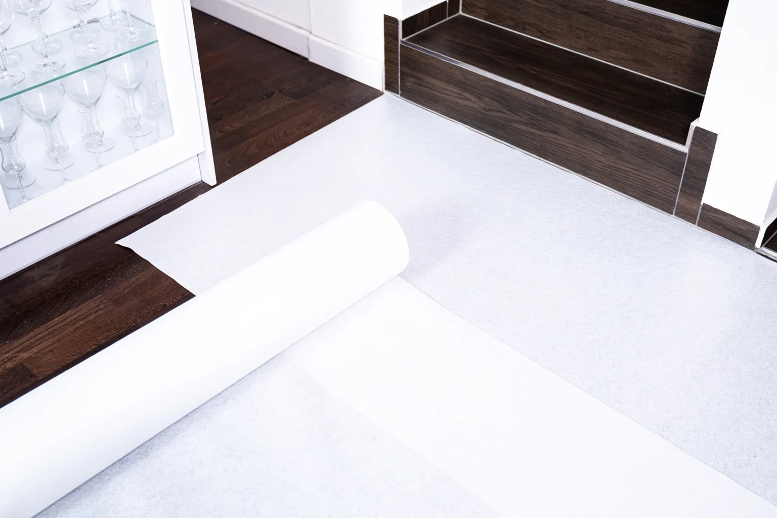 Folienseite klebend auf Boden ausgerollt