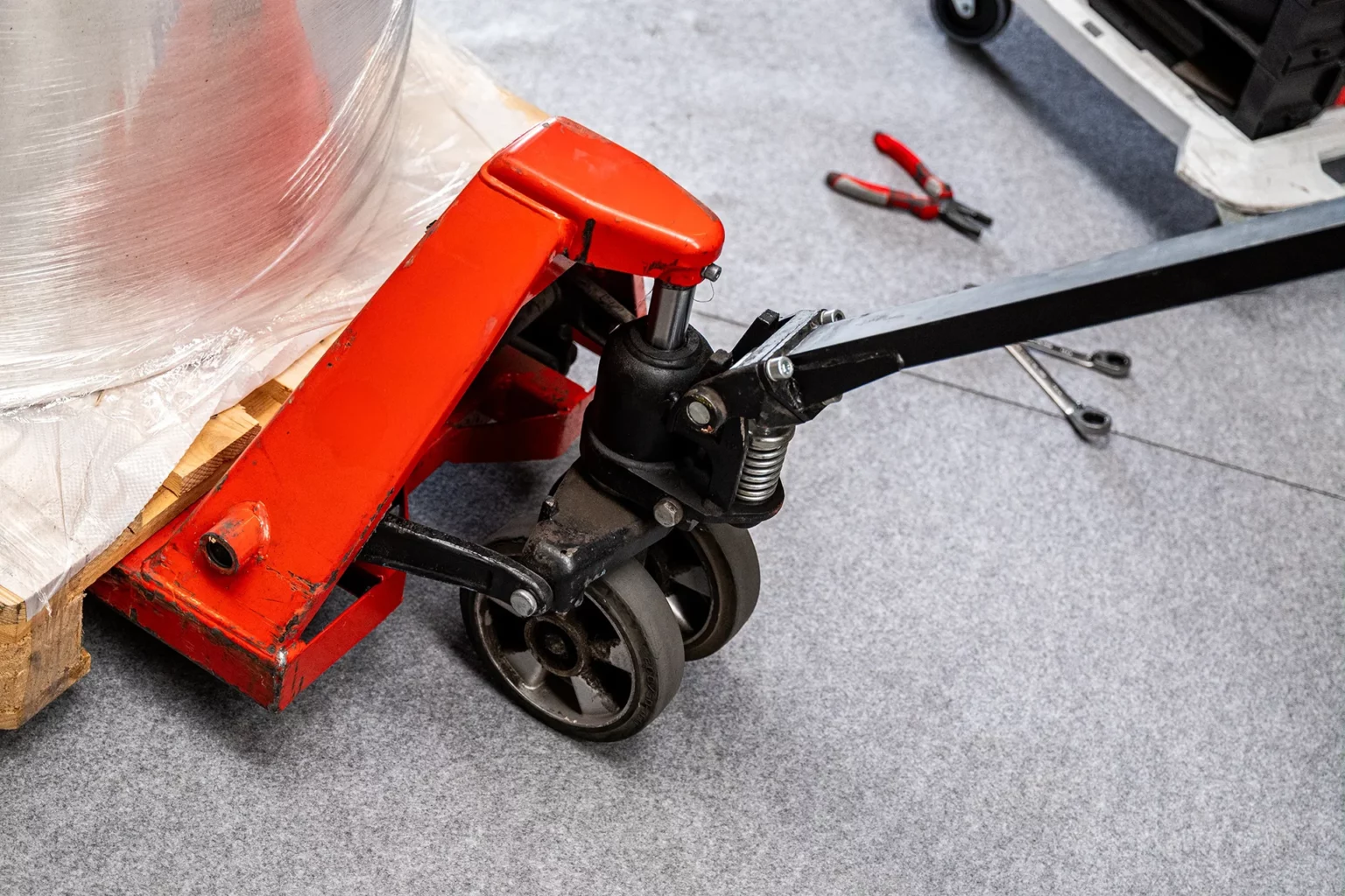 Sima High Protection auf Boden und darauf ist ein Hubwagen