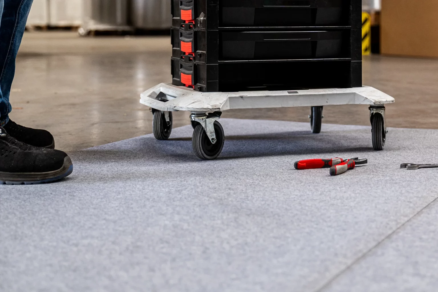 Sima High Protection auf Boden und darauf ist ein Rollwagen