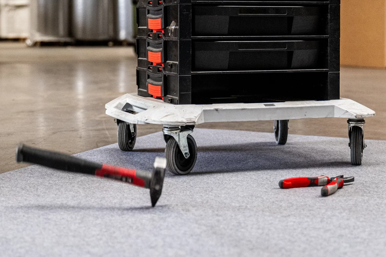 Sima High Protection auf Boden und darauf ist ein Rollwagen und ein Hammer steckt im High Protection